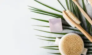 Szczotkowanie na sucho to naturalny sposób na poprawę wyglądu skóry, redukcję cellulitu i rozstępów. Zestaw do pielęgnacji z naturalnymi akcesoriami.