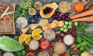 Bogactwo zdrowych produktów: makaron pełnoziarnisty, owoce (kiwi, papaja, pomarańcze, jagody), warzywa (brokuły, bataty, okrą, kapusta), orzechy i nasiona. Wiele z nich to świetne źródła potasu.