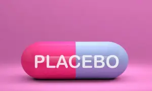 Dwukolorowa kapsułka z napisem PLACEBO. Czy wiesz, placebo co to jest?