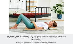 Kobieta leży na macie akupresurowej, relaksując się. To może być sposób na ulgę w bólach głowy.