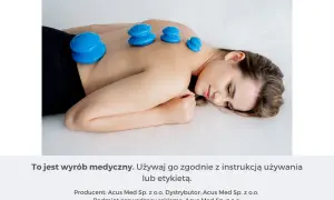 Kobieta z niebieskimi bańkami na plecach, relaksująca się podczas zabiegu.