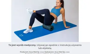 Kobieta wykonuje test na mięsień gruszkowaty, używając rollera do masażu na macie.