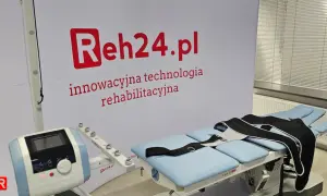 Łóżko rehabilitacyjne z pasami do dekompresji kręgosłupa i aparaturą do terapii.