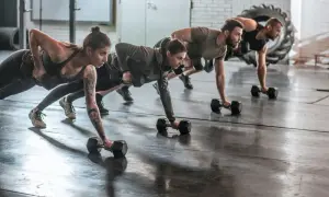 Crossfit czy siłownia: która opcja naprawdę przynosi lepsze efekty?