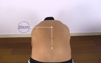 Pomiar zakresu ruchu kręgosłupa, znany jako objaw Schobera, pokazuje 20 cm rozciągnięcia.