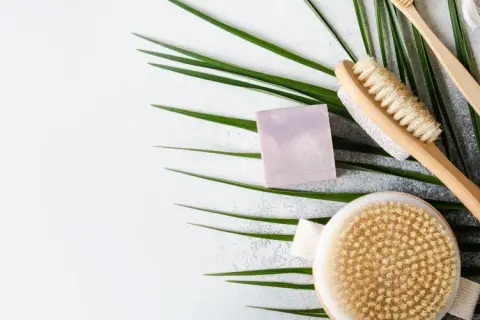 Szczotkowanie na sucho to naturalny sposób na poprawę wyglądu skóry, redukcję cellulitu i rozstępów. Zestaw do pielęgnacji z naturalnymi akcesoriami.