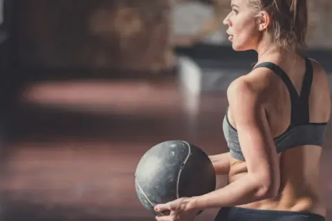 Ile trwa trening crossfit? Poznaj szczegóły każdej części sesji