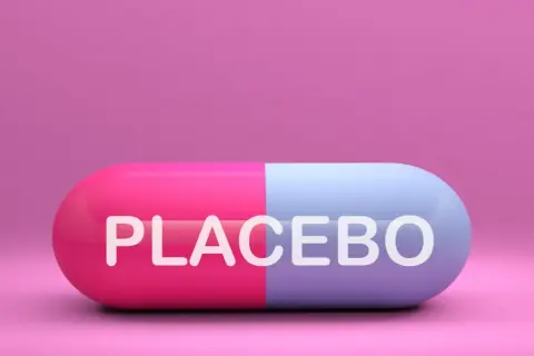 Dwukolorowa kapsułka z napisem PLACEBO. Czy wiesz, placebo co to jest?