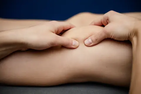 Fizjoterapeuta bada kolano, co może być związane z chondromalacją rzepki. Czego nie wolno robić w takiej sytuacji?