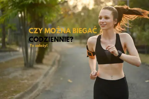 Uśmiechnięta biegaczka w sportowym stroju zastanawia się, czy można biegać codziennie. To zależy od wielu czynników, ale jej entuzjazm jest zaraźliwy.
