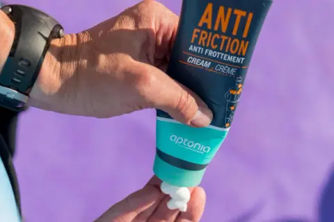 Krem Aptonia Anti Friction zapobiega otarciom na udach podczas wysiłku.