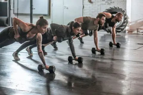 Crossfit czy siłownia: która opcja naprawdę przynosi lepsze efekty?