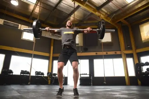 CrossFit co to znaczy? Poznaj zasady i korzyści tego treningu
