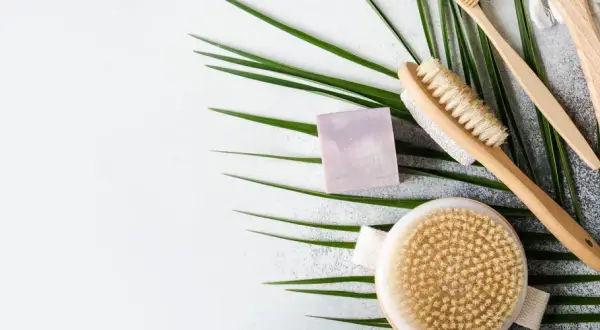 Szczotkowanie na sucho to naturalny sposób na poprawę wyglądu skóry, redukcję cellulitu i rozstępów. Zestaw do pielęgnacji z naturalnymi akcesoriami.