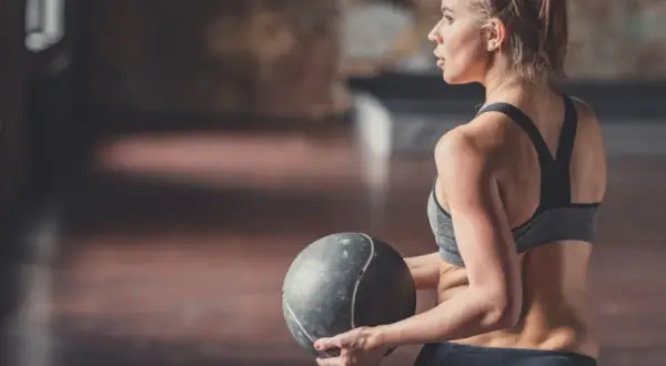 Ile trwa trening crossfit? Poznaj szczegóły każdej części sesji
