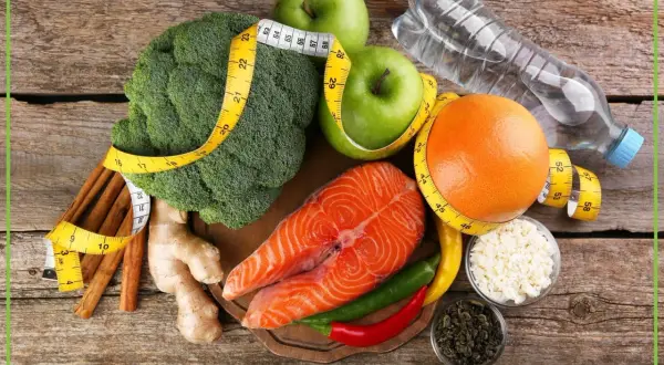 Zdrowe produkty: łosoś, brokuły, jabłka, grejpfrut, imbir, chili, cynamon, zielona herbata, twaróg i woda. To wszystko, co przyspiesza metabolizm.