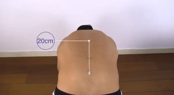 Pomiar zakresu ruchu kręgosłupa, znany jako objaw Schobera, pokazuje 20 cm rozciągnięcia.