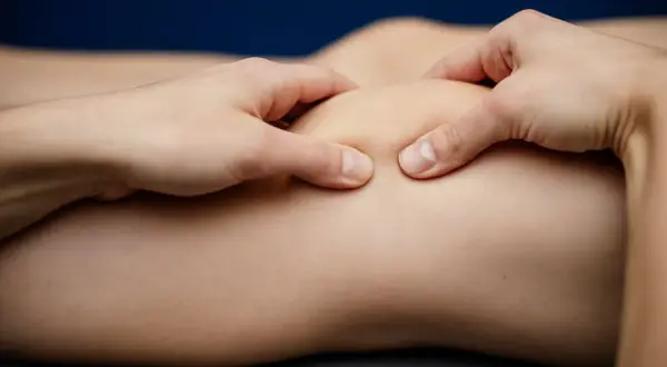 Fizjoterapeuta bada kolano, co może być związane z chondromalacją rzepki. Czego nie wolno robić w takiej sytuacji?