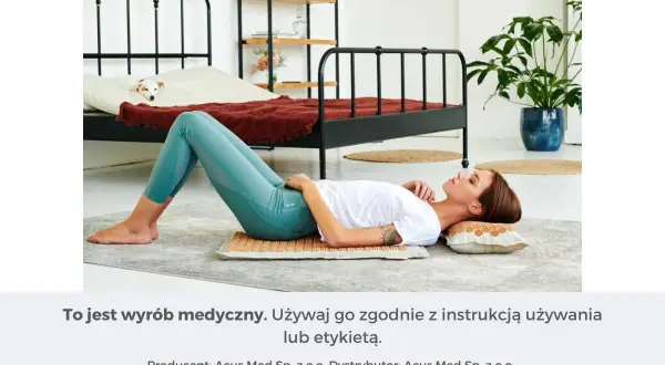 Kobieta leży na macie akupresurowej, relaksując się. To może być sposób na ulgę w bólach głowy.
