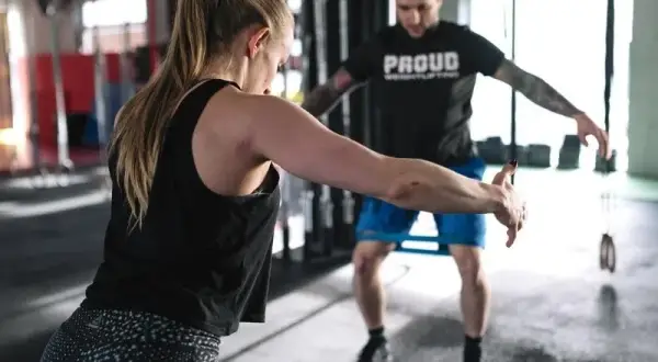 Gdzie znaleźć najlepsze kluby CrossFit w Warszawie z kontaktami i godzinami
