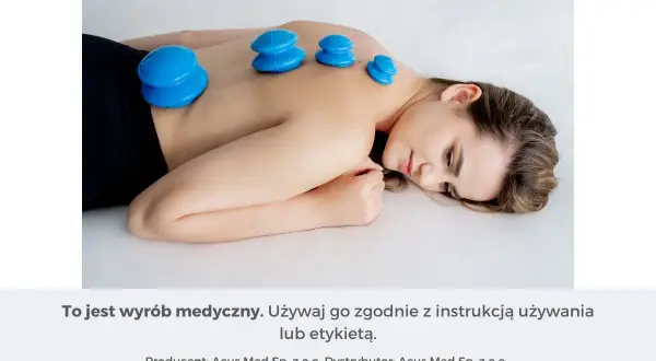 Kobieta z niebieskimi bańkami na plecach, relaksująca się podczas zabiegu.