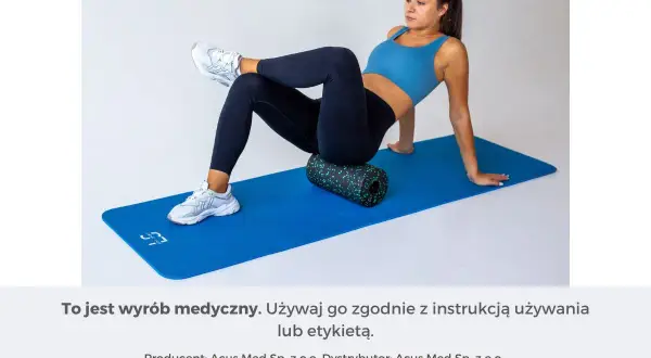 Kobieta wykonuje test na mięsień gruszkowaty, używając rollera do masażu na macie.