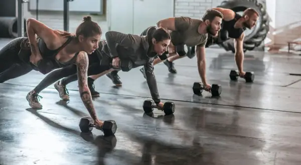Crossfit czy siłownia: która opcja naprawdę przynosi lepsze efekty?