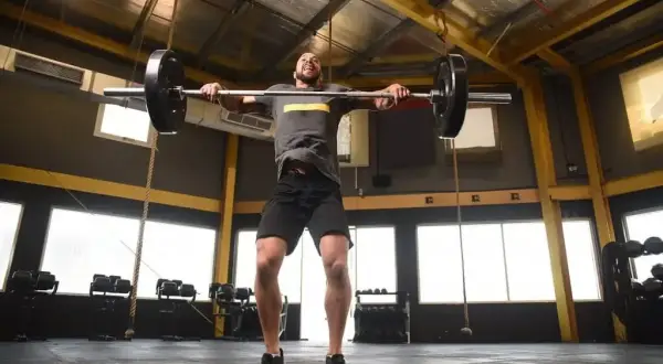 CrossFit co to znaczy? Poznaj zasady i korzyści tego treningu