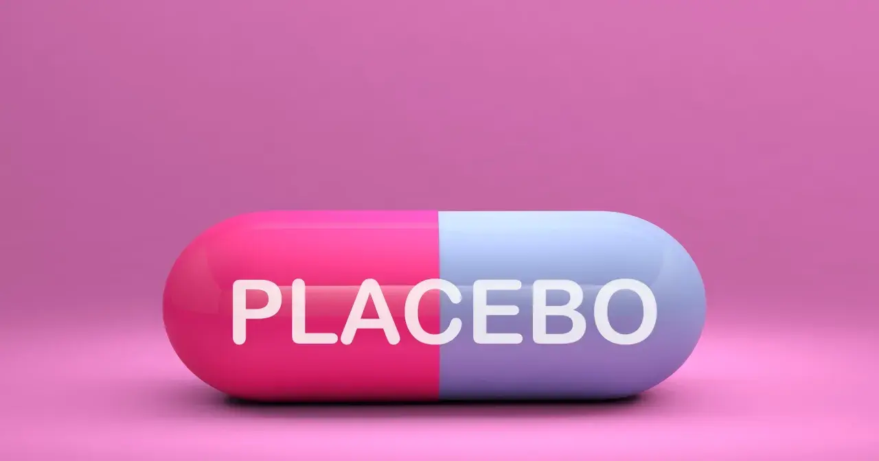 Dwukolorowa kapsułka z napisem PLACEBO. Czy wiesz, placebo co to jest?