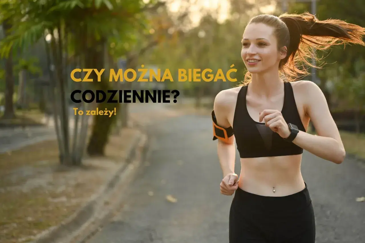 Uśmiechnięta biegaczka w sportowym stroju zastanawia się, czy można biegać codziennie. To zależy od wielu czynników, ale jej entuzjazm jest zaraźliwy.