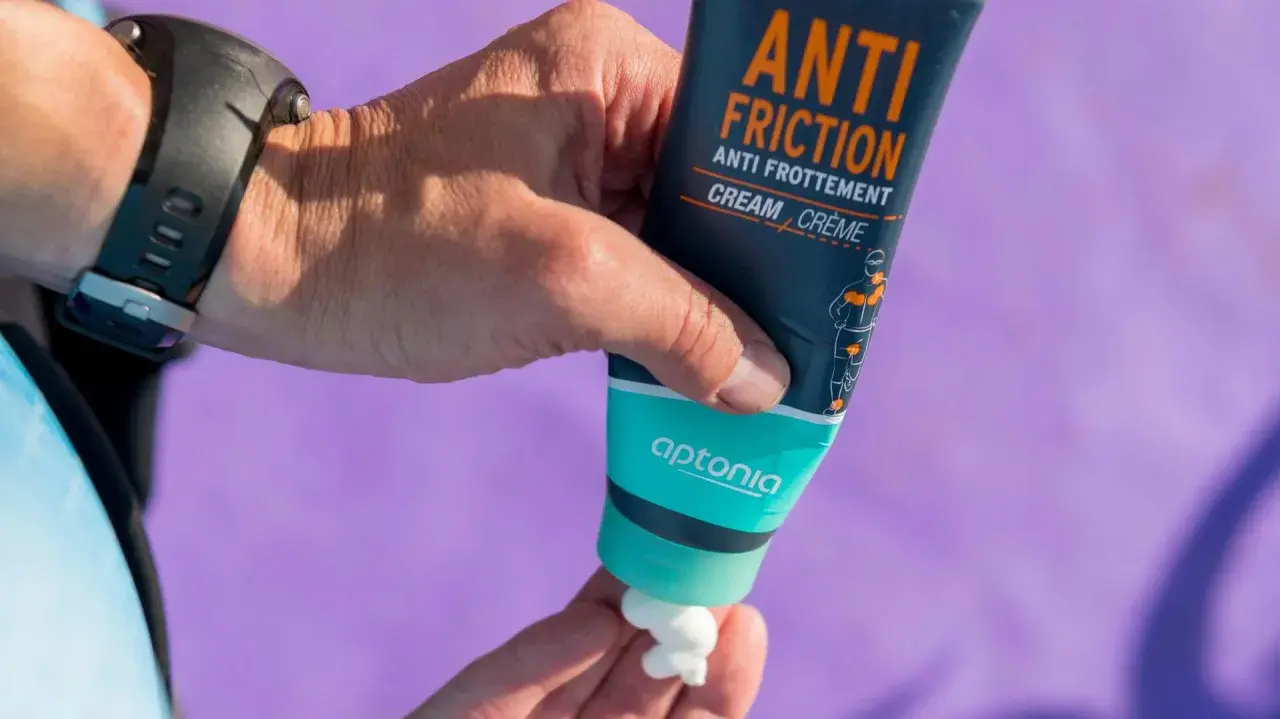 Krem Aptonia Anti Friction zapobiega otarciom na udach podczas wysiłku.