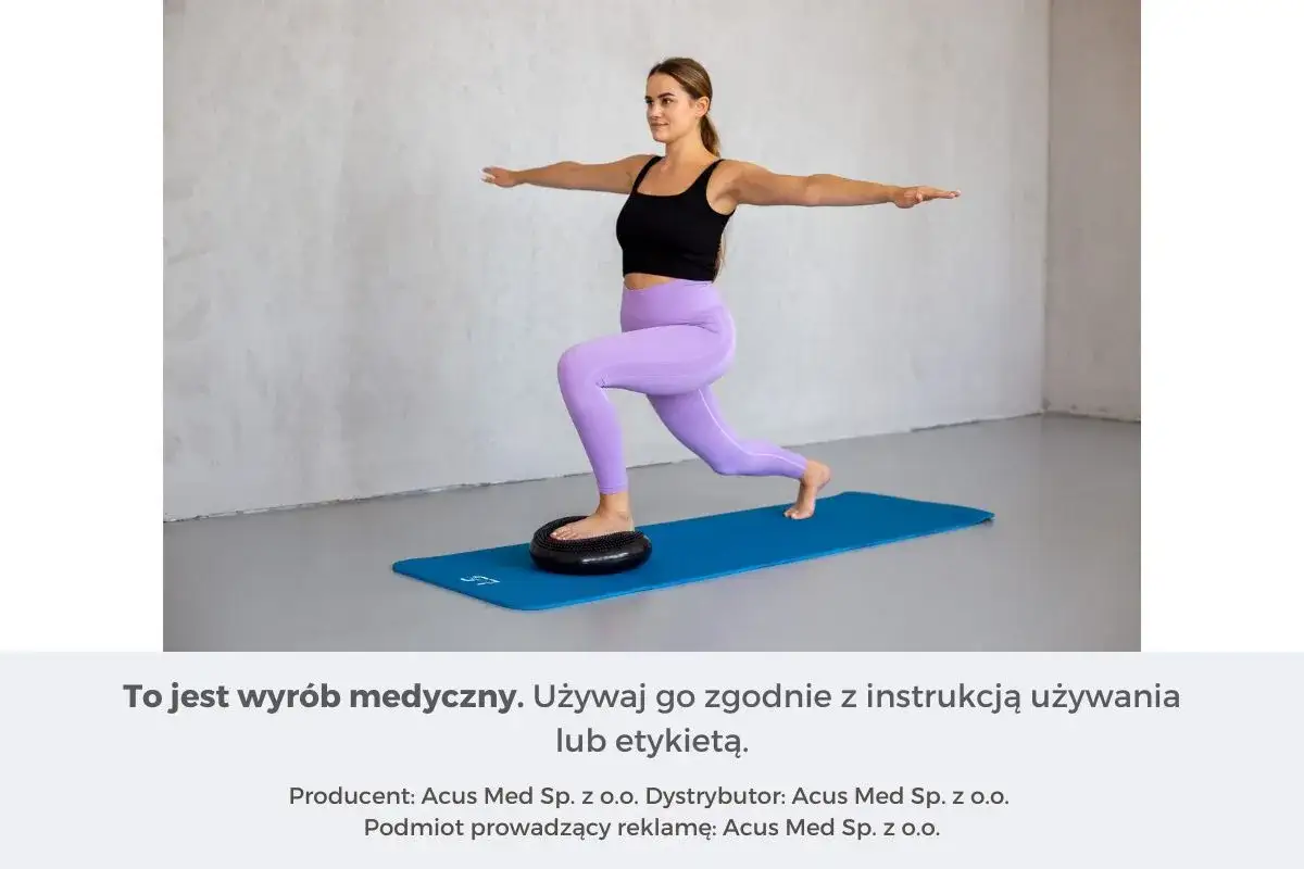 Kobieta ćwiczy na macie, stawiając stopę na niestabilnym podłożu, co doskonale rozwija propriocepcję.