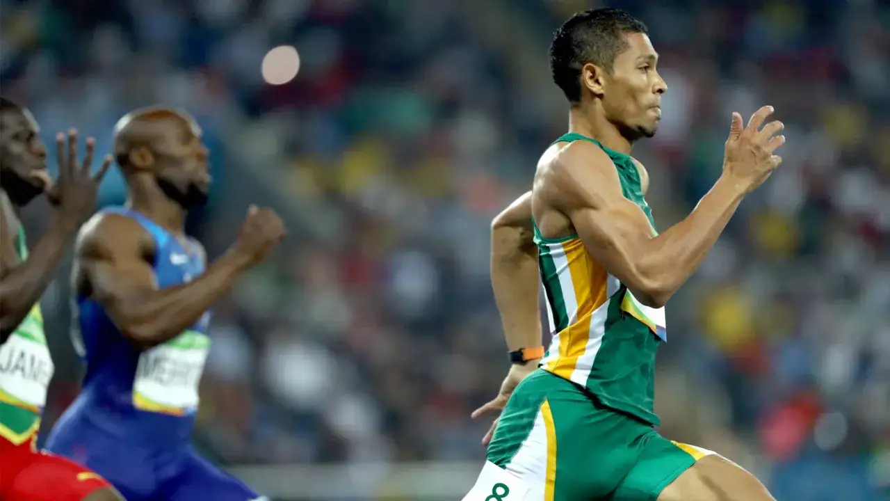 Sprinter w zielonym stroju walczy o rekord świata na 400 m.
