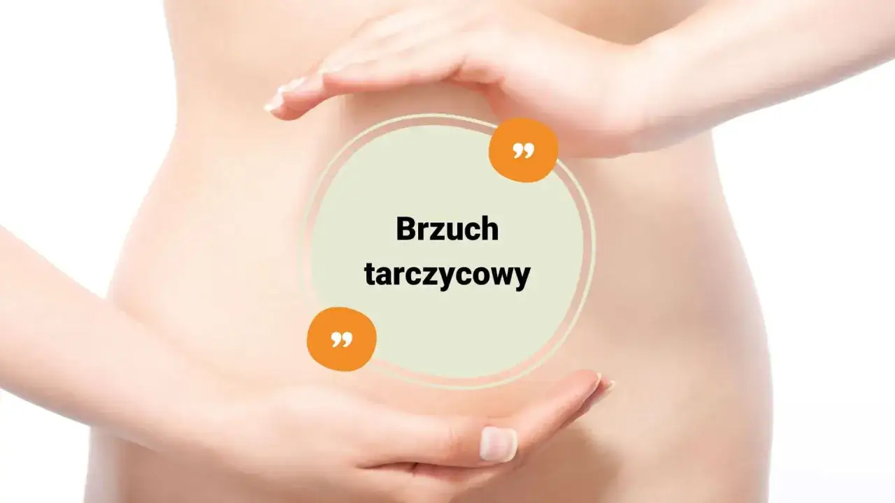 Dłonie obejmujące brzuch, na którym widnieje napis