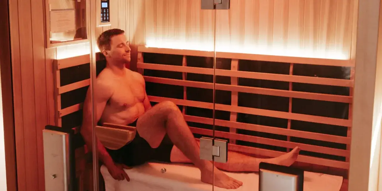 Mężczyzna relaksuje się w saunie. Czy sauna spala kalorie? To pytanie nurtuje wiele osób.