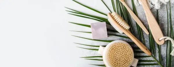 Szczotkowanie na sucho to naturalny sposób na poprawę wyglądu skóry, redukcję cellulitu i rozstępów. Zestaw do pielęgnacji z naturalnymi akcesoriami.
