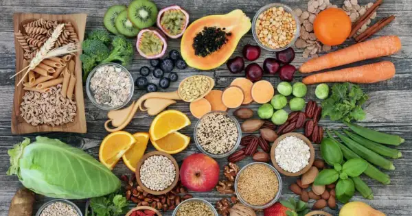 Bogactwo zdrowych produktów: makaron pełnoziarnisty, owoce (kiwi, papaja, pomarańcze, jagody), warzywa (brokuły, bataty, okrą, kapusta), orzechy i nasiona. Wiele z nich to świetne źródła potasu.