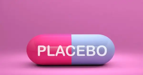 Dwukolorowa kapsułka z napisem PLACEBO. Czy wiesz, placebo co to jest?