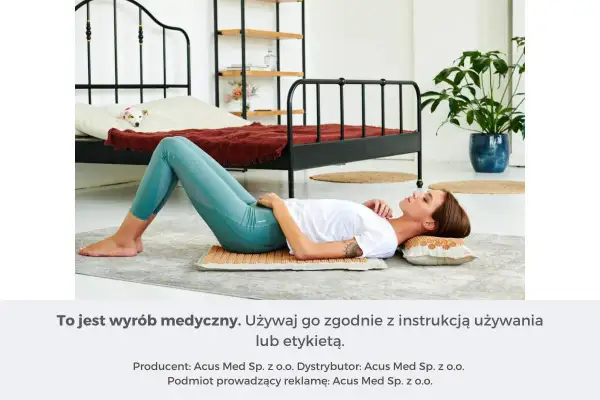 Kobieta leży na macie akupresurowej, relaksując się. To może być sposób na ulgę w bólach głowy.