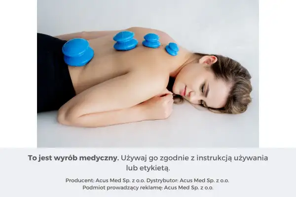 Kobieta z niebieskimi bańkami na plecach, relaksująca się podczas zabiegu.