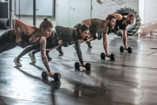 Crossfit czy siłownia: która opcja naprawdę przynosi lepsze efekty?