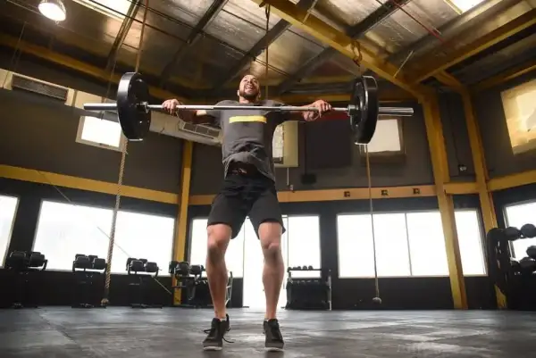 CrossFit co to znaczy? Poznaj zasady i korzyści tego treningu